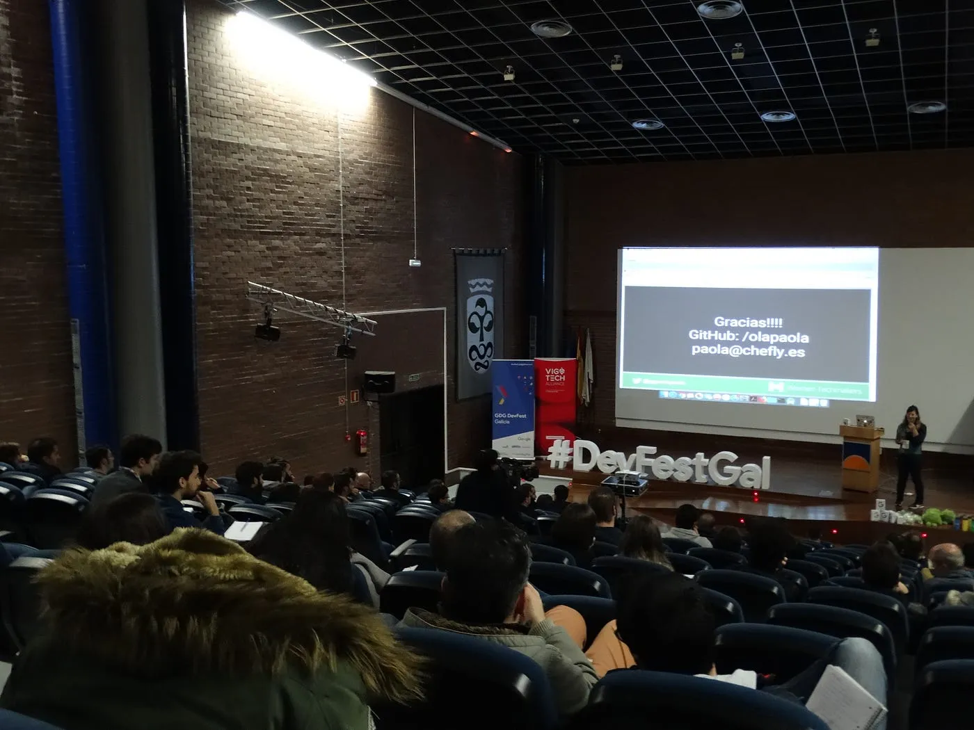 devfestgal-2017-paola-presenting.png